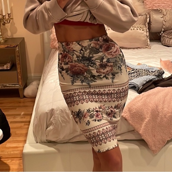 Floral Patterned Skirt - Picture 8 of 9